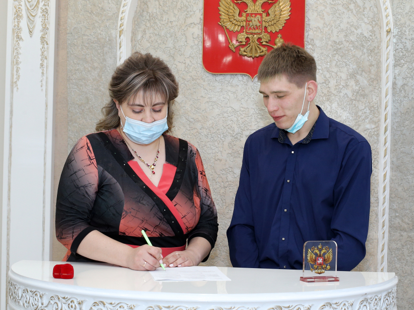555-ая пара - в последний день регистраций в Черновском отделе ЗАГС был свадебный бум